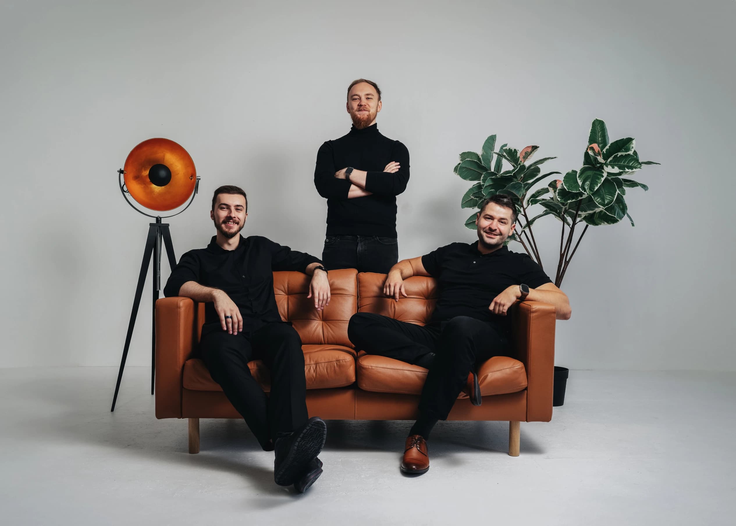 Společná fotografie zakladatelů JTC Solutions na sadečce