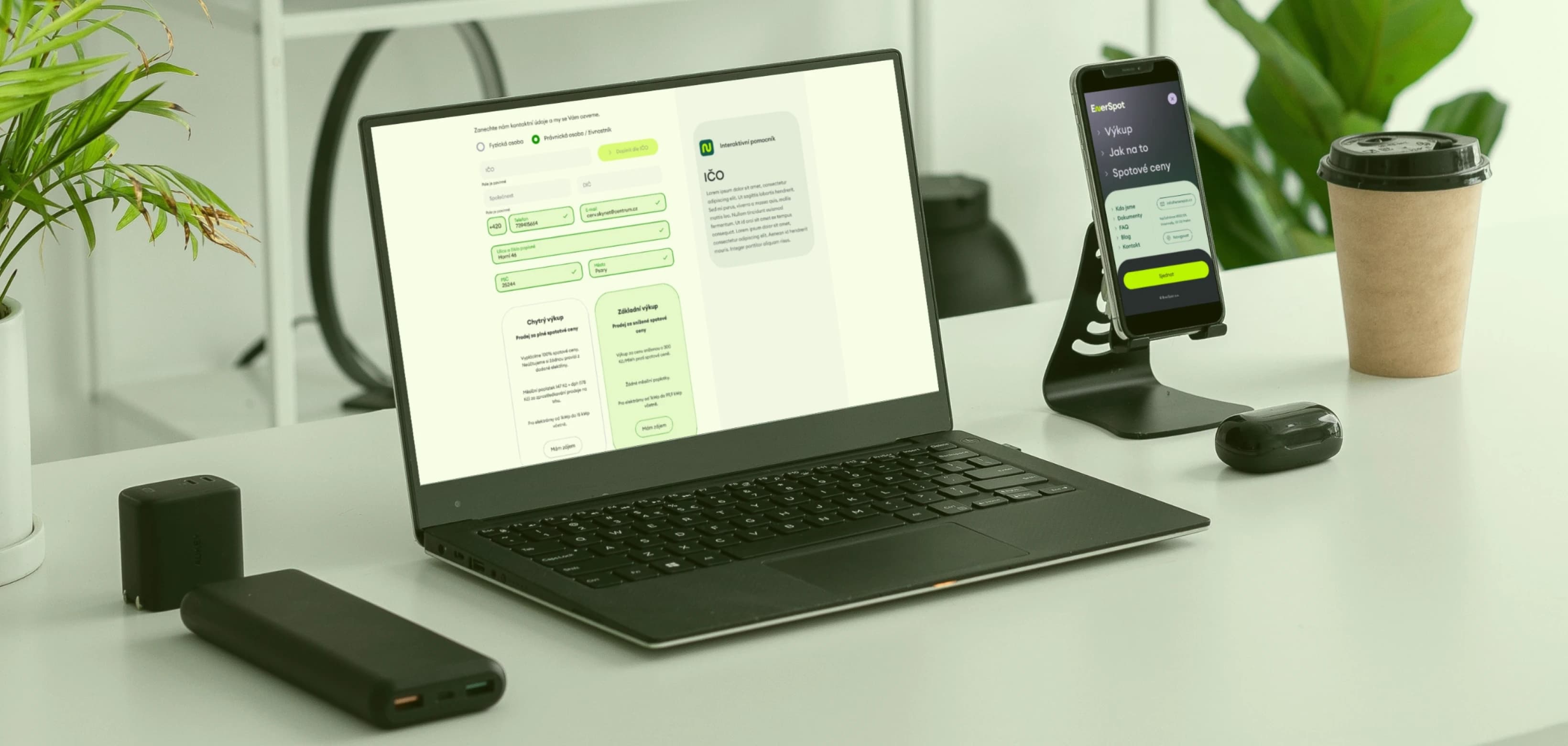 Registrační formulář aplikace EnerSpot na obrazovce notebooku a mobilu Ukázka responzivity aplikace EnerSpot na notebooku a mobilu